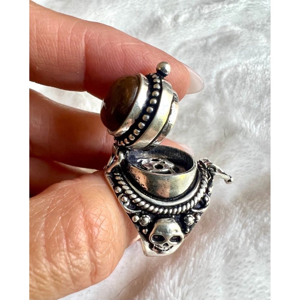 925 Skull + Crossbones Tigers Eye POISON Ring 6 or 9 - Picture 4 of 11